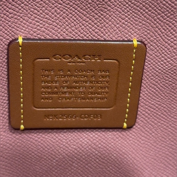 Mollie Tote 25 💖 in signature canvas with heart charm - Picture 9 of 9